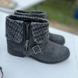 Women’s boots size 9